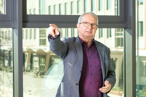 Prof. Dr. Thomas Hofsäss an seinem Lieblingsort an der Uni Leipzig: Im Bildungswissenschaftlichen Zentrum mit Blick auf den Campus Jahnallee.