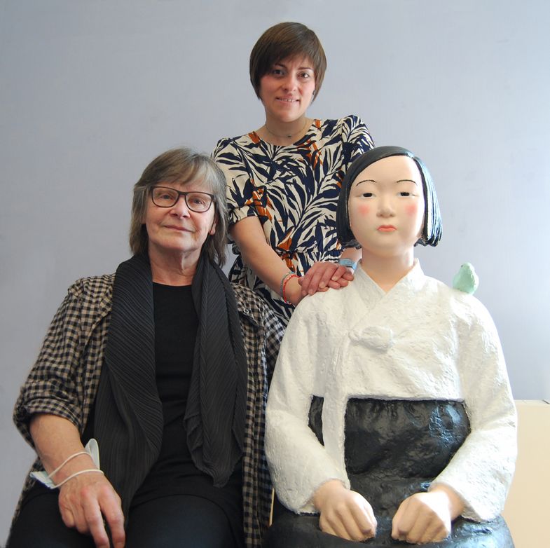Zu sehen sind links Prof. Dr. Steffi Richter, in der Mitte Dorothea Mladenova und rechts als Fugur menschengroß eine Skulptur einer "Trostfrau".