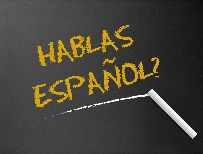 Auf dem Bild ist der Schriftzug "Hablas Espanol?" zu sehen - auf Deutsch: Sprichst du Spanisch?