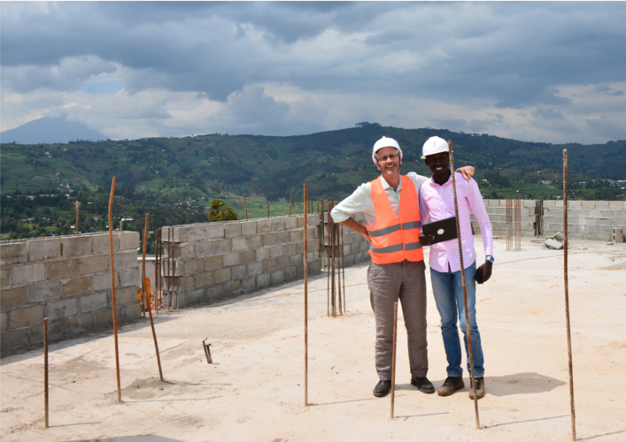 Prof. Michael Stumvoll (links) auf der Baustelle in Ruanda, beim Neubau der UGHE.