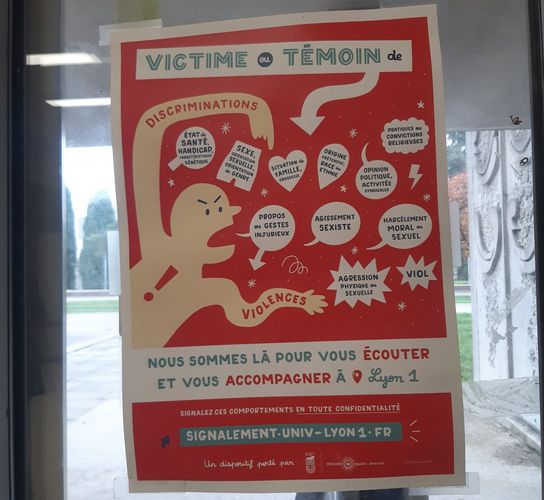 Zu sehen ist ein Poster an einer Glastür, das auf das Meldesystem für Diskriminierungserfahrungen auf dem Campus der Universität Lyon 1 hinweist.