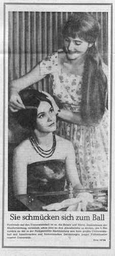 schwarzweißer Zeitungsausschnitt, Frau kämmt anderer Frau die Haare, darunter steht "Sie schmücken sich zum Ball"