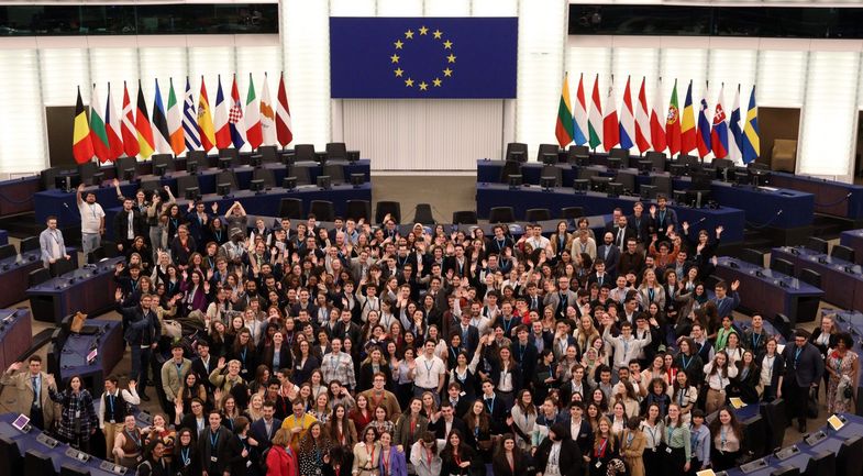 Zu sehen ist ein Gruppenfoto aller ESA24-Teilnehmer:innen im Plenarsaal des EU-Parlaments in Straßburg