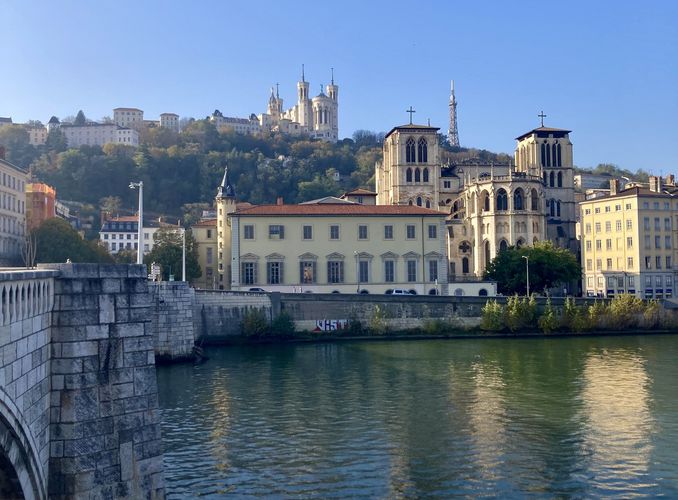 Zu sehen ist die Altstadt von Lyon als Panoramaaufnahme. Im Vordergrund ist ein Fluss zu sehen.