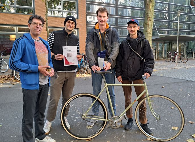 Zu sehen sind vier Radfahrende des Teams Fakultät für Sozialwissenschaften und Philosophie im Gruppenfoto.