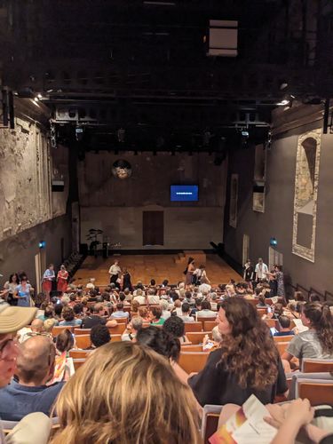 Blick auf die Bühne in einem Theater