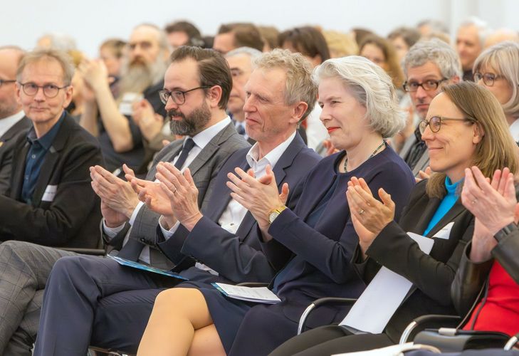 Von links sind in einer Reihe nebeneinander zu sehen: Leibniz-Vizepräsident Matthias Beller, Wissenschaftsminister Sebastian Gemkow, IfL-Direktor Sebastian Lentz, Uni-Rektorin Eva Inés Obergfell und Annika Mattissek, Vorsitzende des Wissenschaftlichen Beirats des IfL