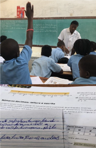 Zu sehen ist eine Schulklasse im Klassenzimmer in Mosambik