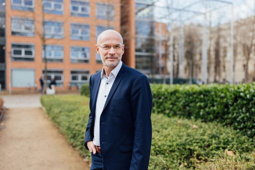 Auf dem Bild ist Prof. Dr. Claus Altmayer zu sehen.