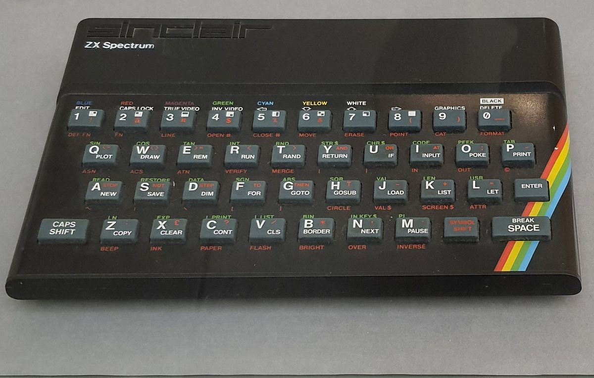 Zu sehen ist ein Computer aus den 1980er Jahren: Der ZX Spektrum