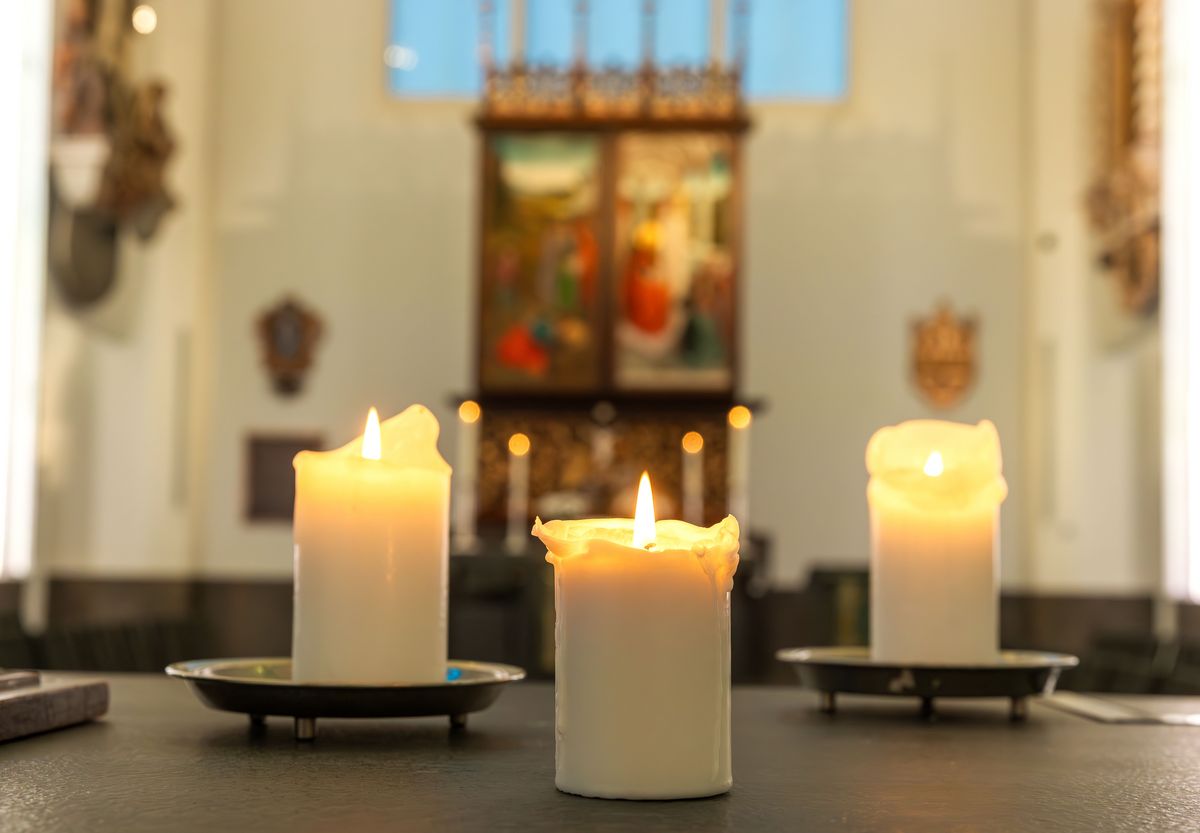 zur Vergrößerungsansicht des Bildes: Zu sehen sind Kerzen auf dem Altar des Andachtsraumes im Paulinum.