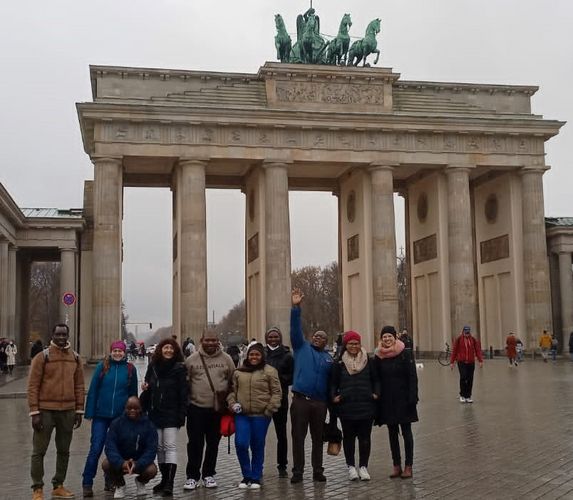 Zu sehen sind die beiden Teams vor dem Brandenburger Tor in Berlin