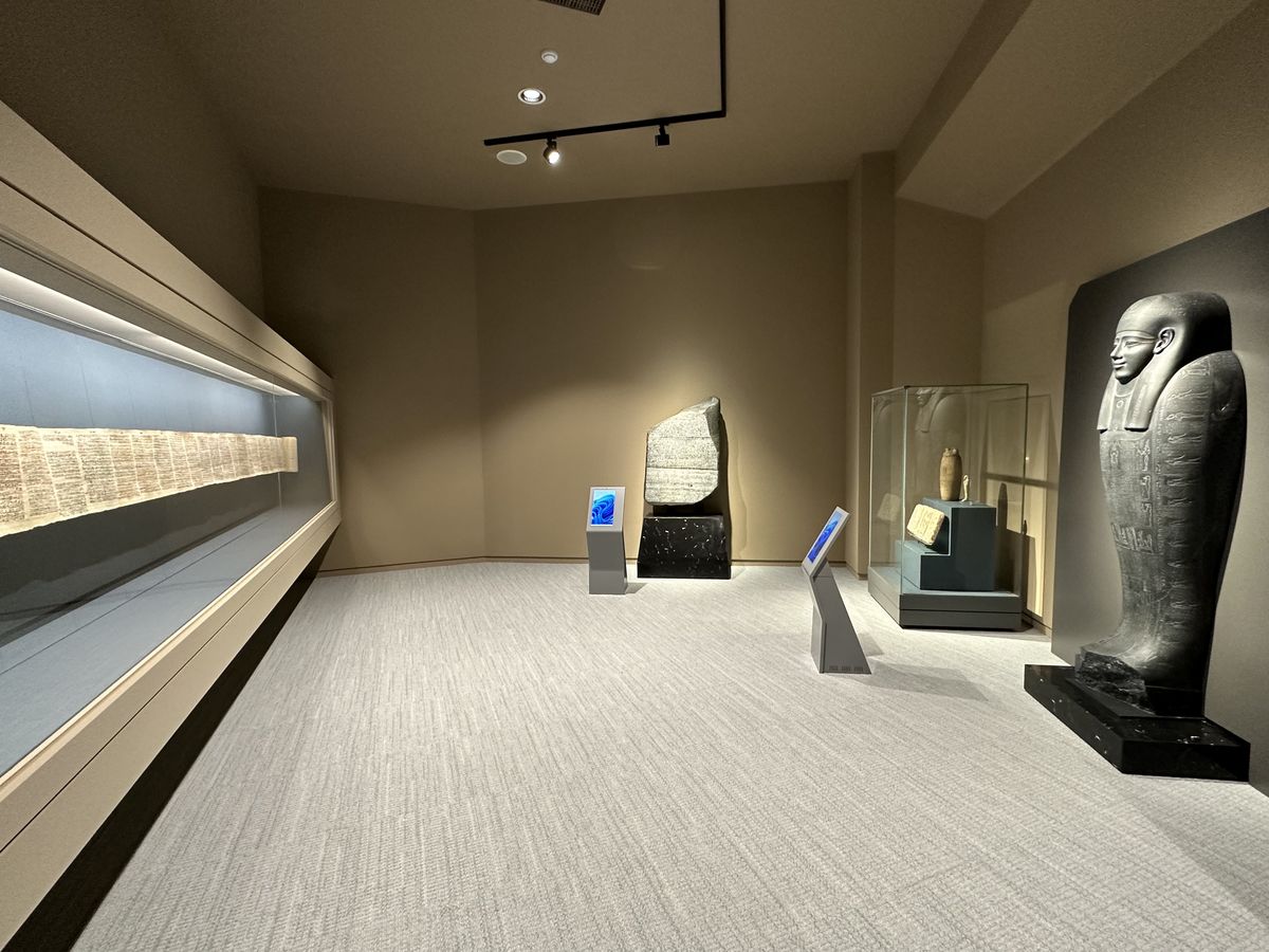 zur Vergrößerungsansicht des Bildes: Zu sehen ist der fertig gestellte Schauraum des Papyrus Ebers im National Museum of World Writing Systems 