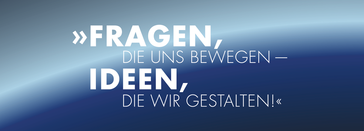 zur Vergrößerungsansicht des Bildes: Schriftzug Fragen, die uns bewegen – Ideen, die wir gestallten auf blauem Hintergrund