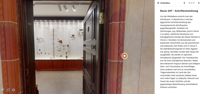 Tür in einen Ausstellungsraum mit einem orangefarbenen Punkt