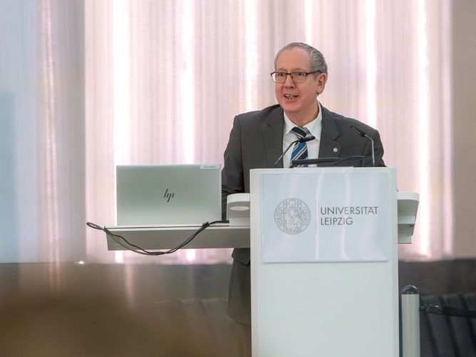 Prorektor Prof. Dr. Roger Gläser am Rednerpult