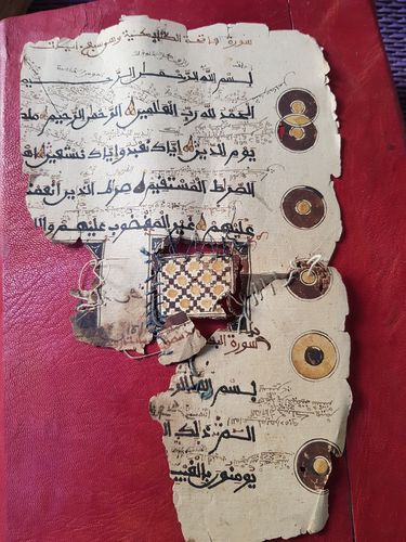 Zu sehen ist eine Abbildung eines historischen Koranmanuskripts