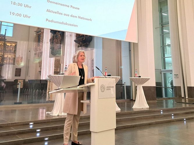 Rektorin Prof. Dr. Eva Inés Obergfell eröffnete die Podiumsdiskussion mit einem Grußwort