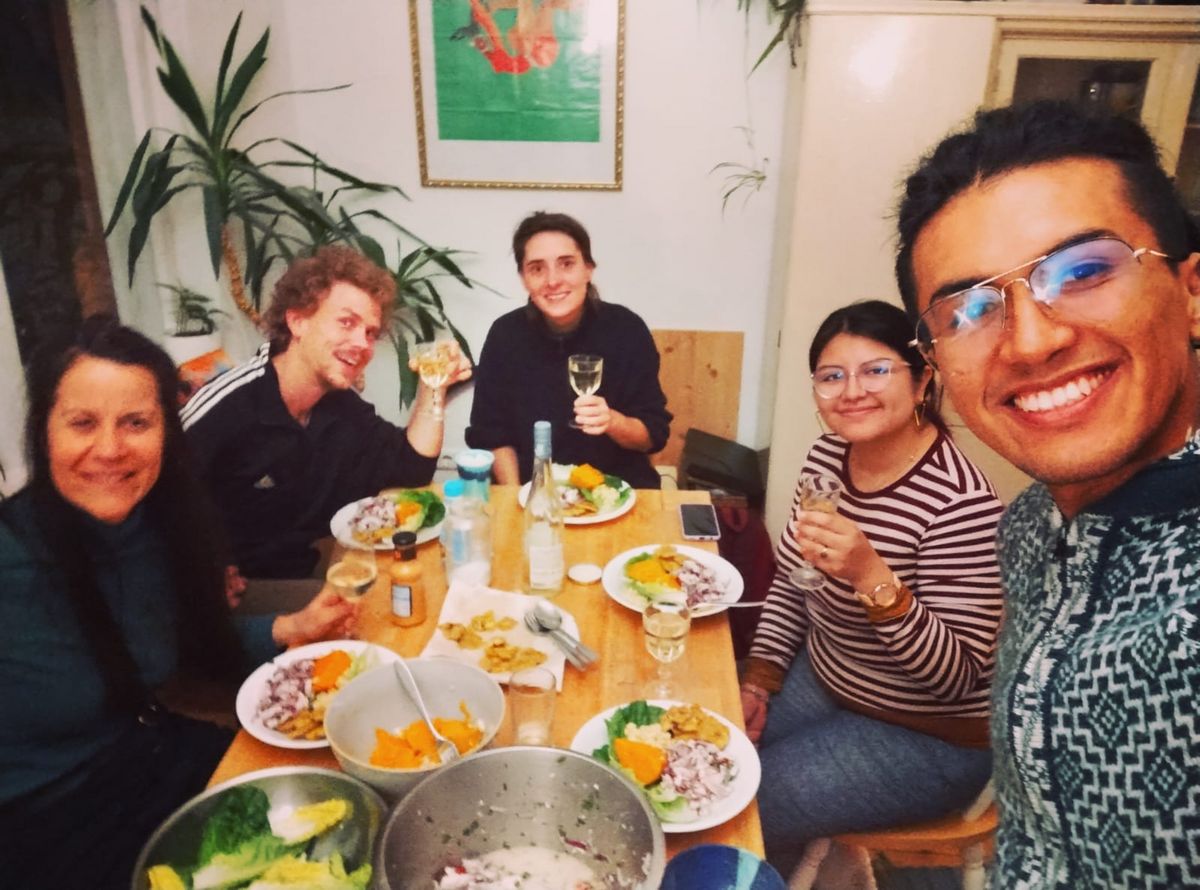 zur Vergrößerungsansicht des Bildes: Jaime Tamayo (vorn rechts) mit Freunden zu Hause in Peru. Sie essen ceviche, ein typisch peruanisches Gericht aus rohem Fisch.
