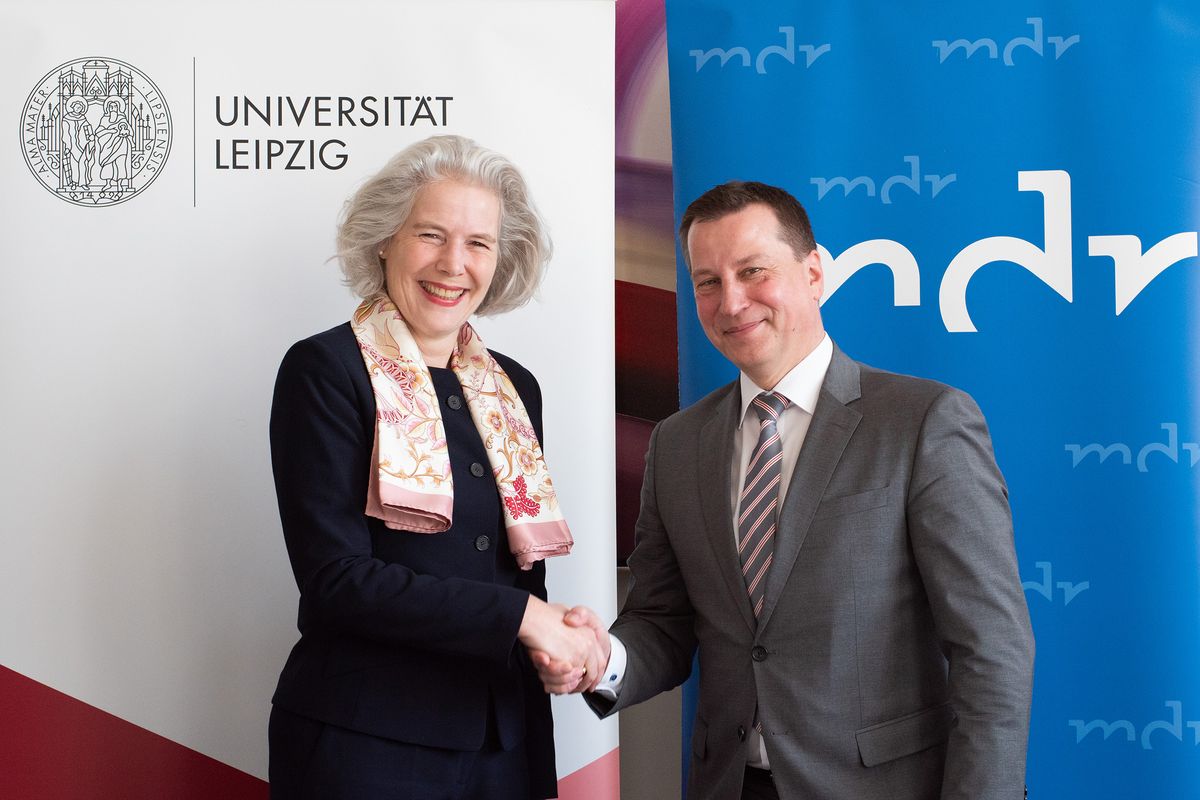 zur Vergrößerungsansicht des Bildes: Rektorin Professorin Dr. Eva Inés Obergfell und MDR-Intendant Ralf Ludwig schütteln sich die Hand. Sie haben heute (8.3.2024) in Leipzig einen Kooperationsrahmenvertrag unterzeichnet. Foto: Tizian Hempel/MDR