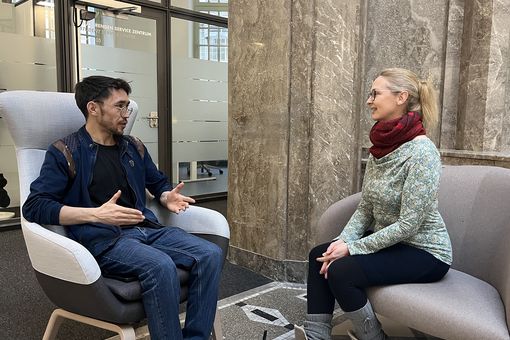 Zu sehen ist Student Azimi Rahmatullah in einer Gesprächssituation mit Janka Linke