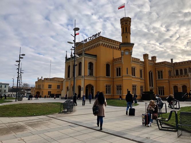 Zu sehen ist von außen das historische Bahnhofsgebäude von Breslau.