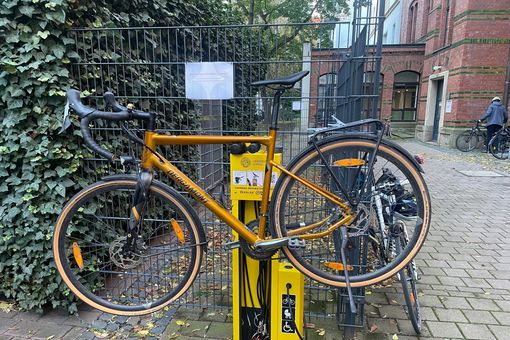 Zu sehen ist eine Reparatursäule am Standort Ritterstraße, Innenhof, daran hängt ein Fahrrad.