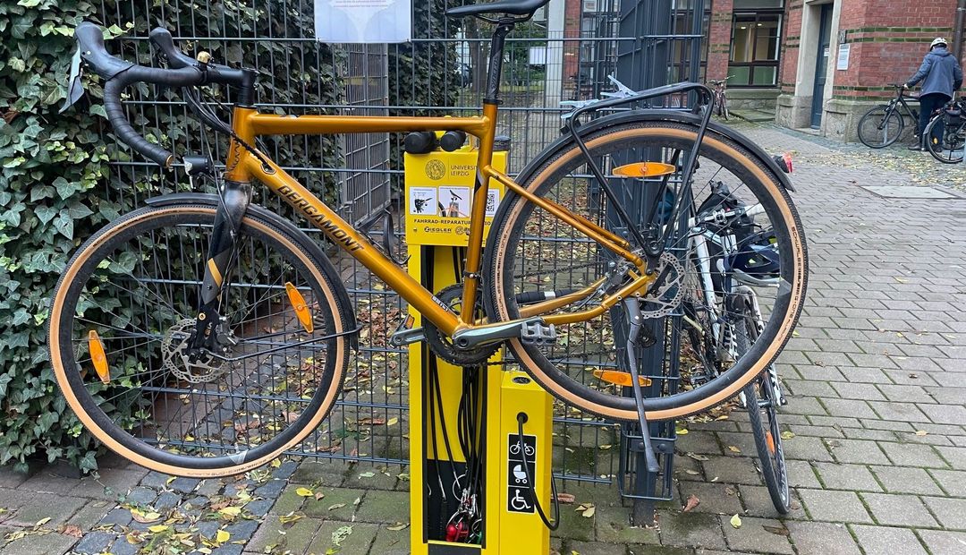 Zu sehen ist eine Reparatursäule am Standort Ritterstraße, Innenhof, daran hängt ein Fahrrad.