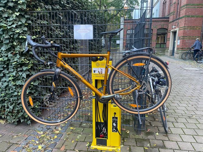 Zu sehen ist eine Reparatursäule am Standort Ritterstraße, Innenhof, daran hängt ein Fahrrad.