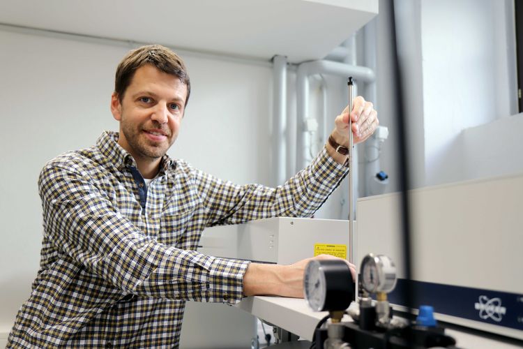 Proteine mit neuartigen Methoden untersuchen ist das Spezialgebiet von Dr. Matthias Elgeti. Foto: Anton Stolle