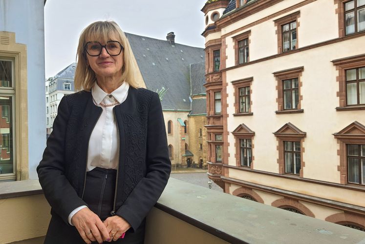 Angelika Snicinski-Grimm auf dem Balkon ihres Büros. 