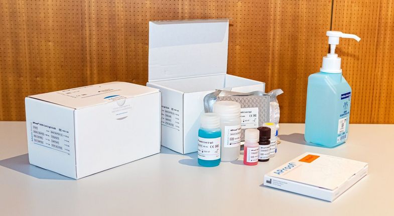 Der Antikörpertest ist in Zusammenarbeit der Universität Leipzig und der Firma Adversis Pharma entwickelt worden.