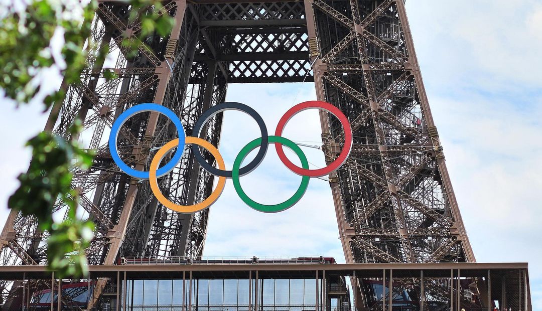 Die olympischen Ringe hängen am Eiffelturm.
