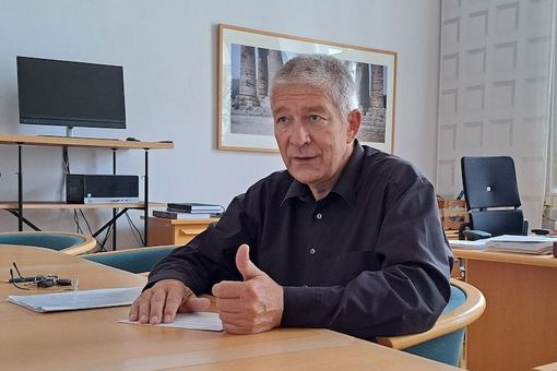 Mann sitzt am Tisch in einem Büro