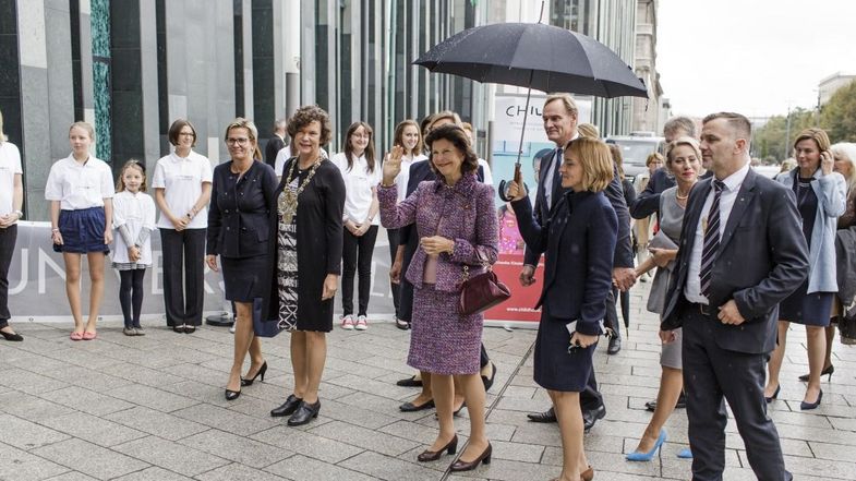 Königin Silvia von Schweden vor dem Neuen Augusteum bei ihrem Besuch an der Universität Leipzig