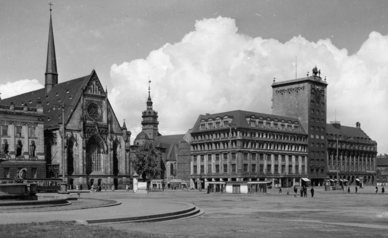 Historische Aufnahme des Leipziger Augustusplatzes mit Blick auf die Paulinerkirche und dem Kaffeehaus Felsche