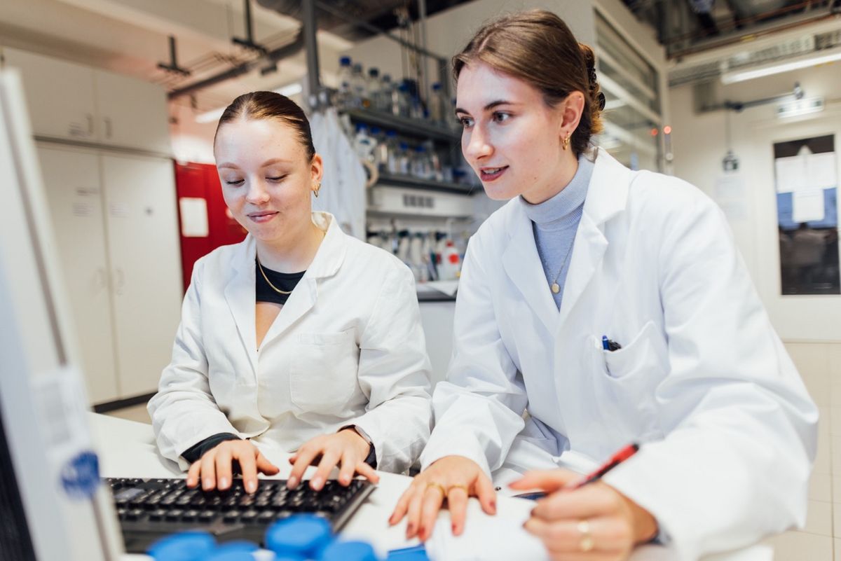 zur Vergrößerungsansicht des Bildes: Chemielaborantinnen Kassandra Wiesner und Lara Bromme, Foto: Christian Hüller