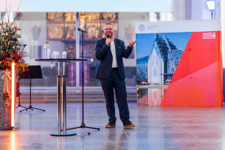 Tobias D. Höhn führte als Moderator durchs Programm des Jahresampfangs.
