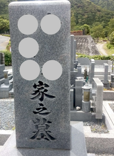 Grabstein mit japanischen Schriftzeichen