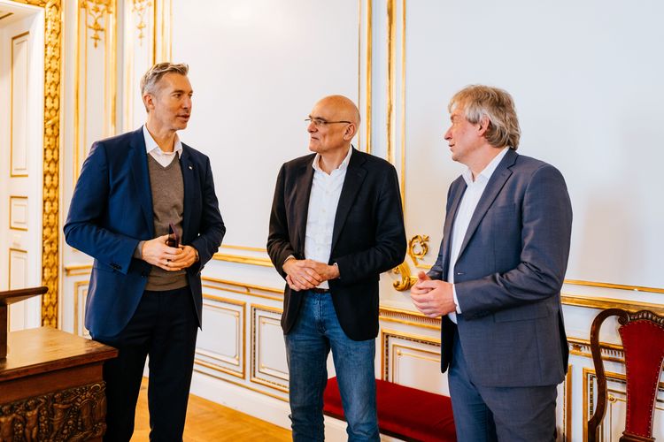 Zu sehen sind Prof. Dr. Markus Fallenböck, Vizerektor für Personal und Digitalisierung der Universität Graz im Gespräch mit Prorektor Prof. Dr. Jens-Karl Eilers und Kanzler Dr. Jörg Wadzack
