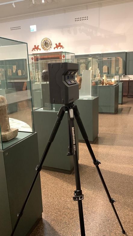 Stativ mit einer kastenförmigen Kamera im Ägyptischen Museum