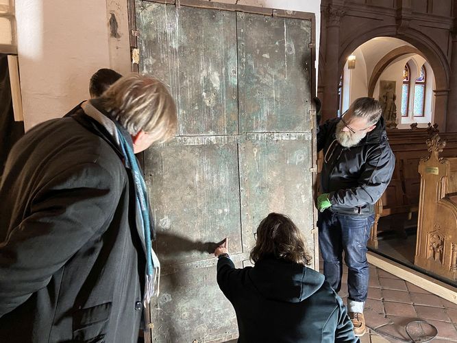 Der Direktor der Kunstsammlung und der Kustodie, Prof. Dr. Rudolf Hiller von Gaertringen (links), macht sich kurz vor dem Abtransport zusammen mit Kollegen ein Bild vom Zustand der Grabplatte in der Thomaskirche.