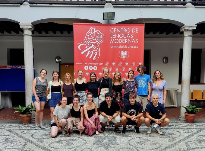 Zu sehen ist ein Gruppenfoto der Teilnehmenden an der Sommerschule in Granada