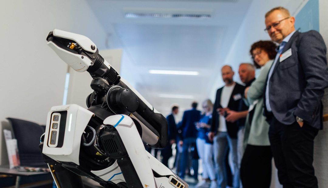 Etwa 50 Gäste aus Industrie, Wissenschaft und Politik erlebten am 28. April 2025 an sechs Stationen des Innovationszentrums für Computerassistierte Chirurgie (ICCAS) Forschung zum Anfassen. Foto: Christian Hüller / Universität Leipzig