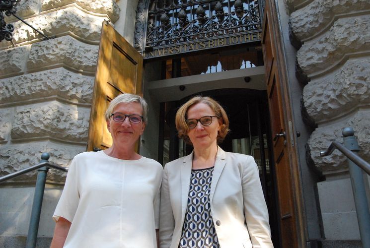 Anne Lipp und Charlotte Bauer auf der Treppe vor dem Eingang zur Albertina.