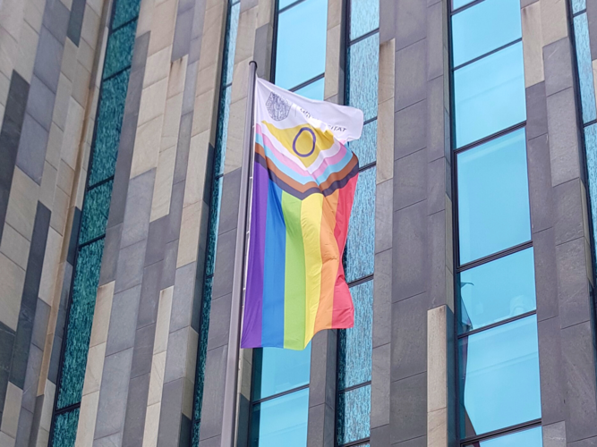 Zu sehen ist die gehisste Regenbogenflagge 2022 auf dem Augustusplatz
