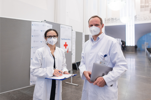 Dr. Michael Schaefer und Dr. Svitlana Ziganshyna stehen im Impfzentrum.