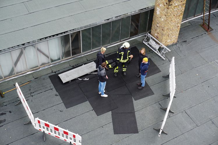 Die Feuerwehr demonstrierte das Abseilen von einem 12 Meter hohen Hallendach, um eine verletzte Person zu retten. Foto: ASB Landesverband Sachsen e.V.