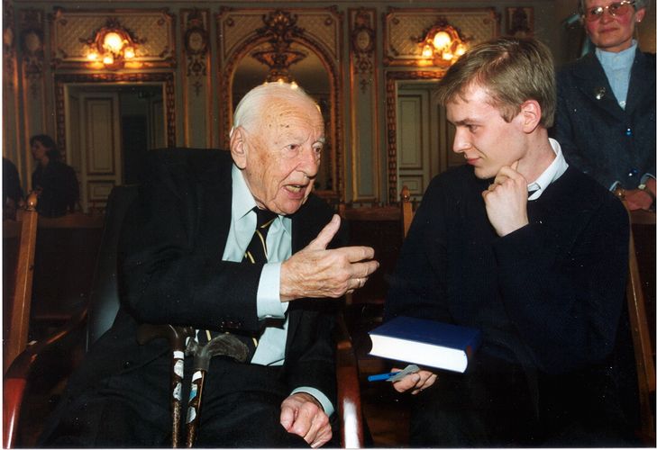 Das Foto zeigt Hans-Georg Gadamer bei einer akademischen Feierstunde im Jahr 2000 im Alten Senatssaal.