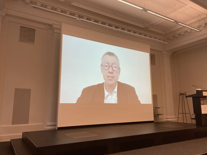 Zu sehen ist der Dekan der Philologischen Fakultät, Prof. Dr. Beat Siebenhaar, mit seiner Videobotschaft.